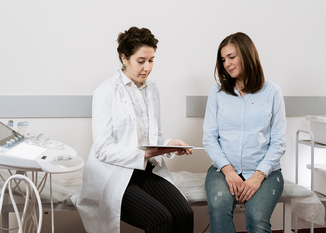 Professionnel de la santé qui discute avec une patiente