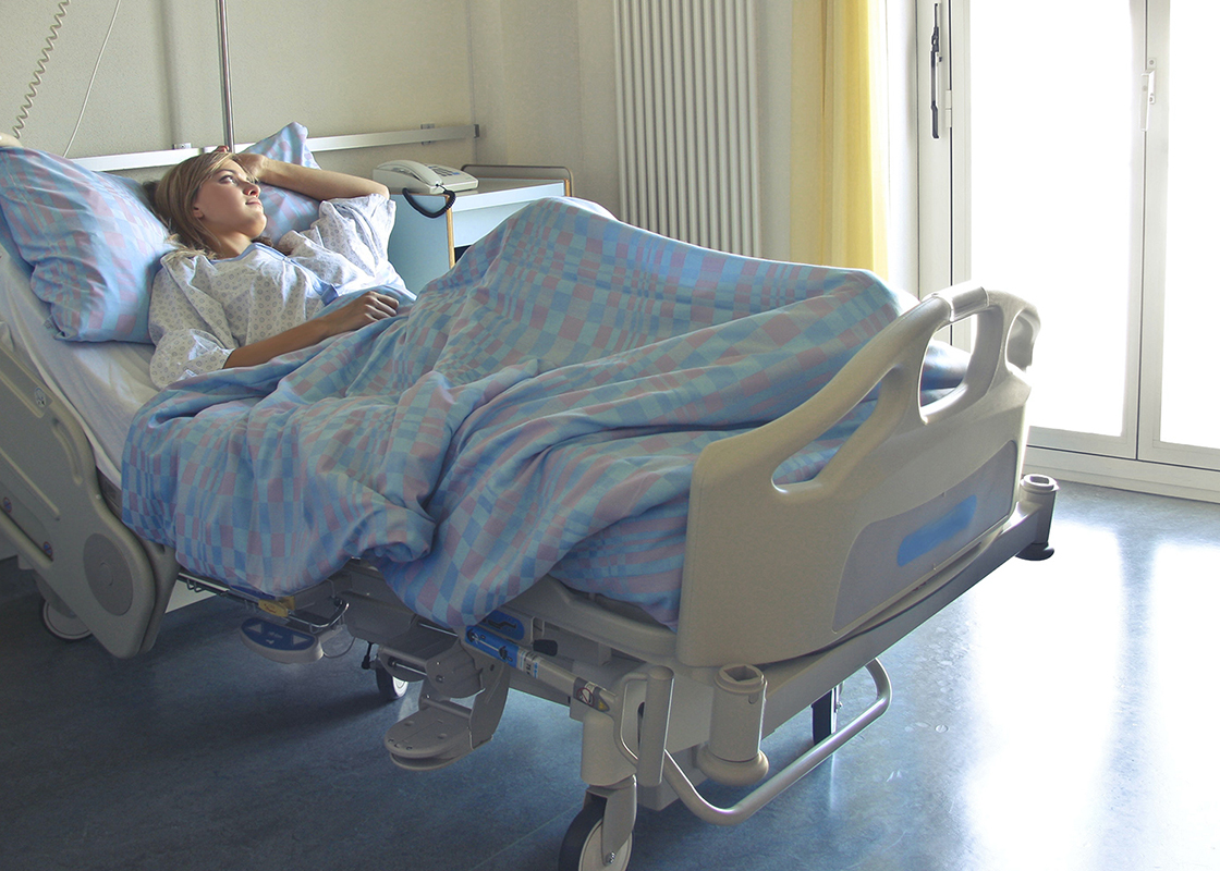 Une patiente, seule dans sa chambre d'hôpital