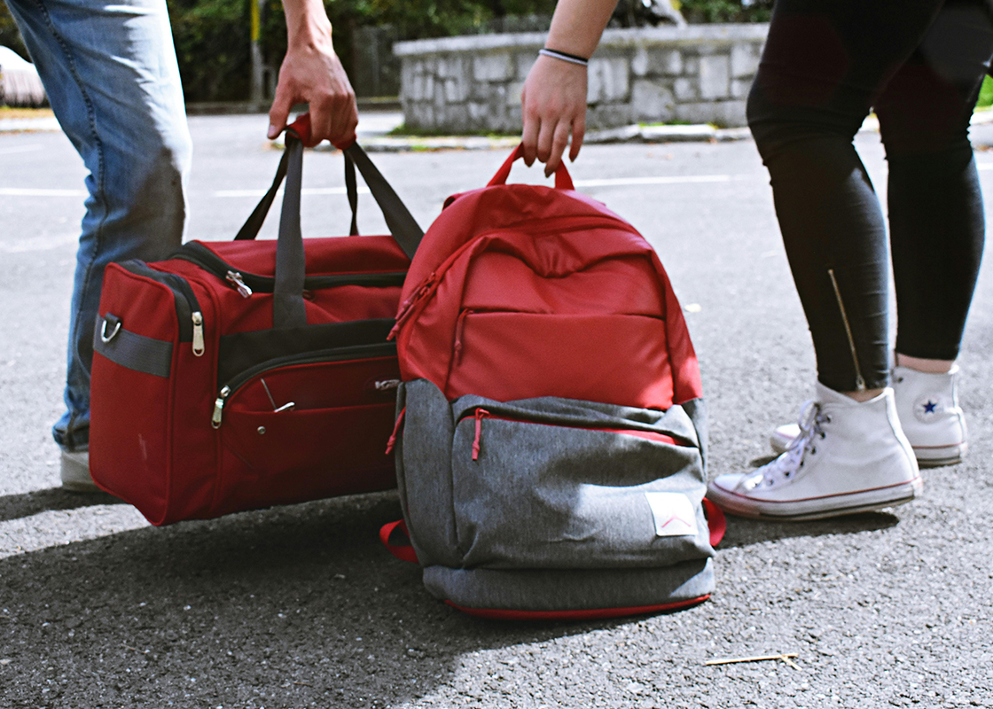 futurs parents qui se rendent à l'hôpital avec leurs valises