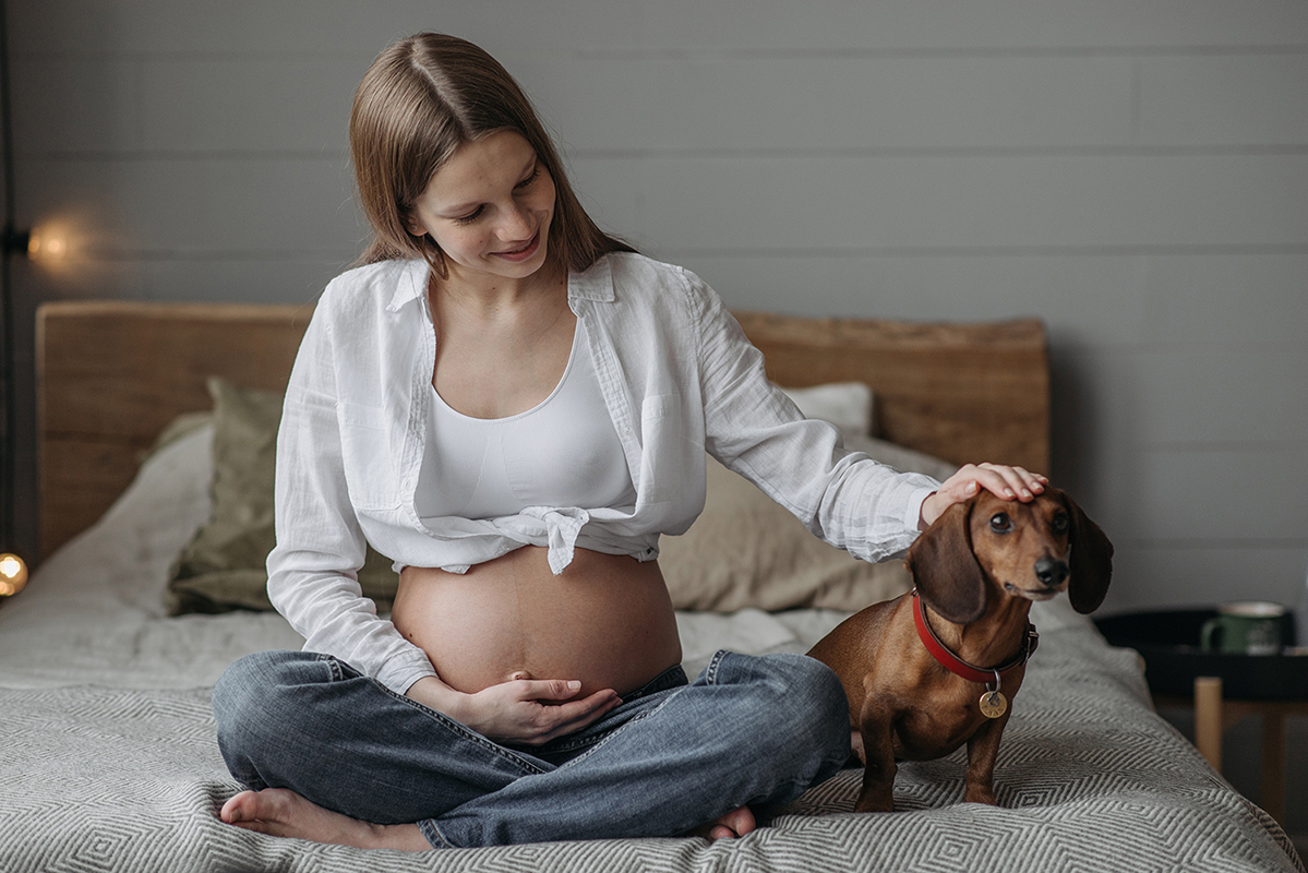 Femme enceinte en compagnie de son chien